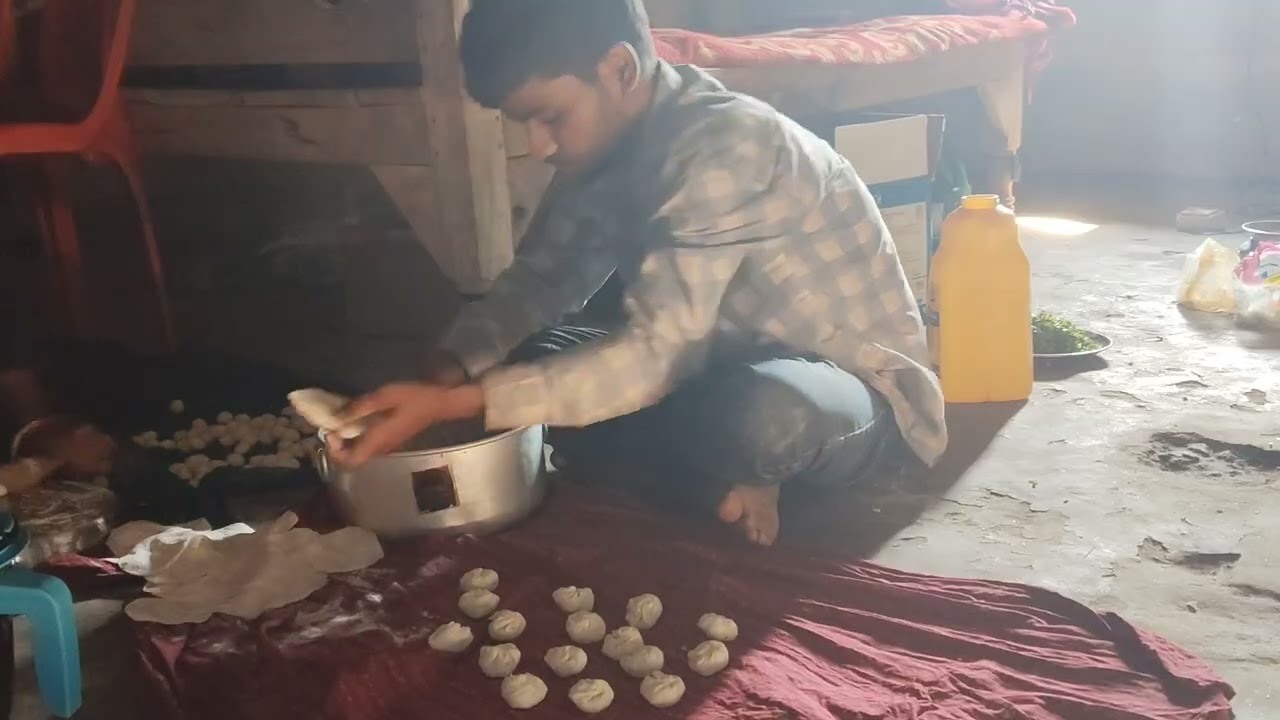 Veg momos banaa rahe ho