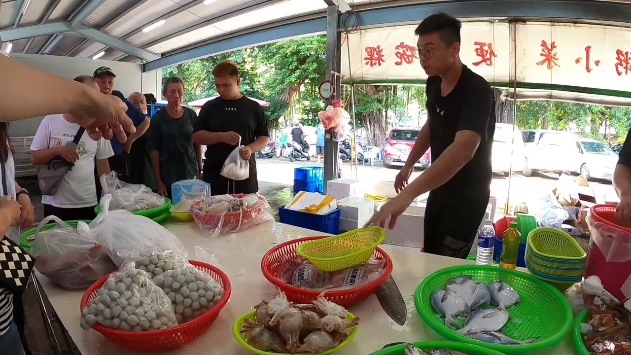 我跟帥兒子說不可以抽煙 馬上不抽 真是乖兒子 #中彰海王子 #彰化八卦山棒球場 #海鮮叫賣 #海鮮拍賣