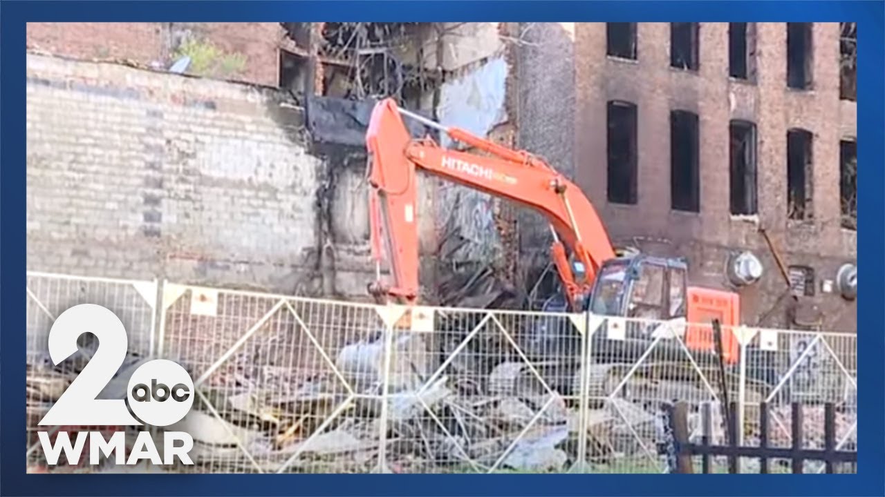 Бригада осматривает ущерб на месте пожара пятой категории в здании в Балтиморе