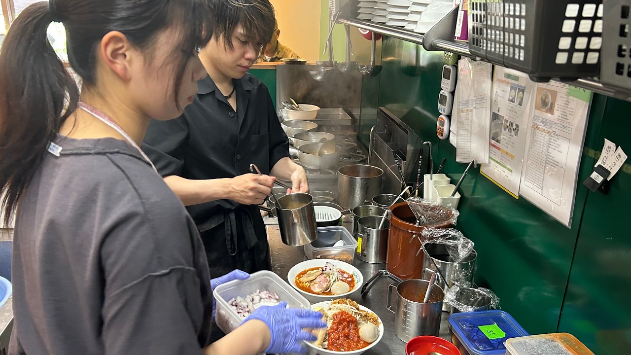 Crazy unique Jiro style ramen in Tokyo - Noodles trip in Japan
