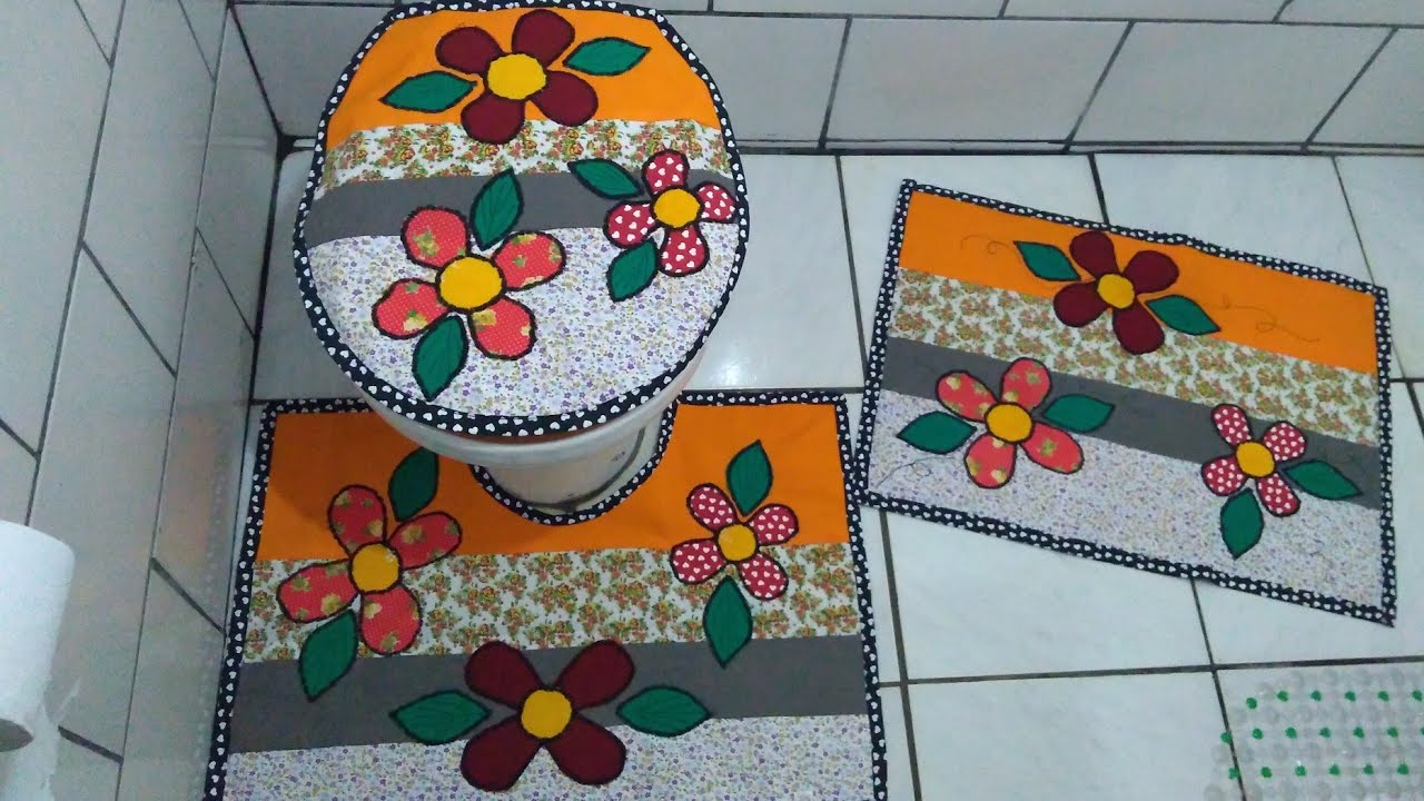 JOGO DE BANHEIRO COM APLIQUE DE FLORES TAPETE COM ENCAIXO PARA VASO SANITÁRIO *3