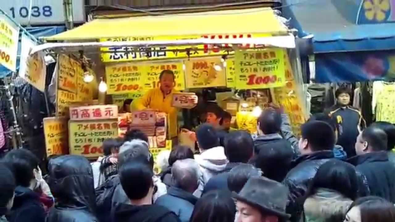 アメ横名物、志村商店の「1000円均一、お菓子たたき売り」