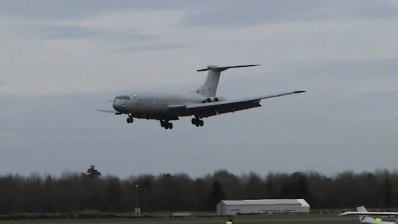 VC10 making a low pass on its final flight