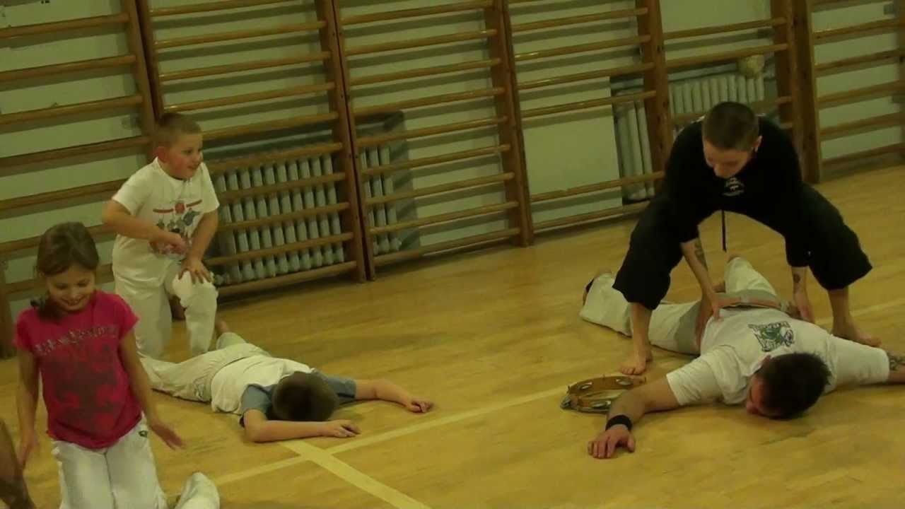 Masaż shiatsu dla dzieci po treningu Capoeira w Nisku 2011 r. Prowadzenie Monika Stępak