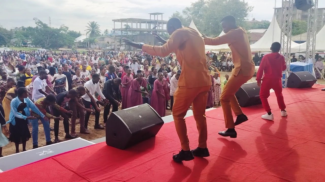 MTOTO WA MWIMBAJI SIFAELI MWABUKA -JOHNSON AKIWA MWANZA LIVE PERFORMANCE