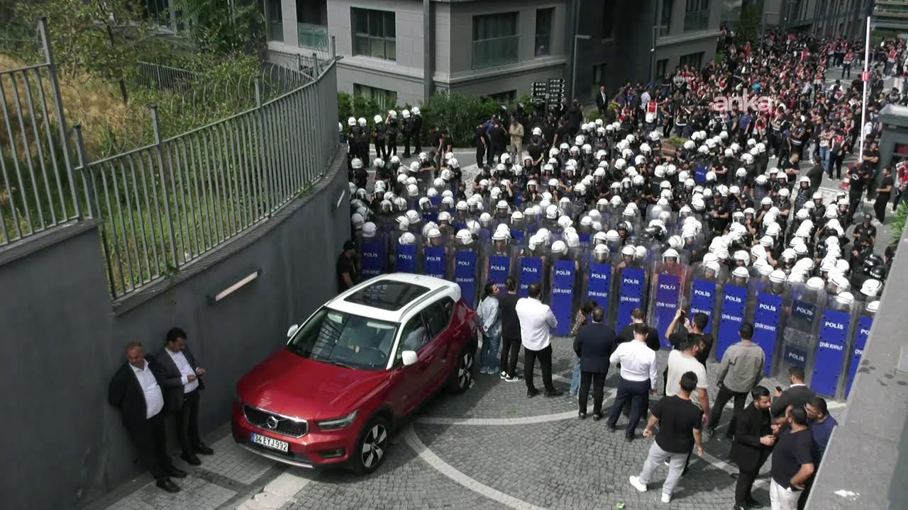 Çevik kuvvet ablukasındaki CHP İstanbul İl Başkanlığı önünde polis müdahalesi