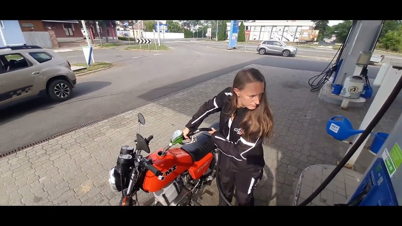 Dieses schöne Mädchen Axa liebt es, eine MZ ETZ 250 zu fahren!
