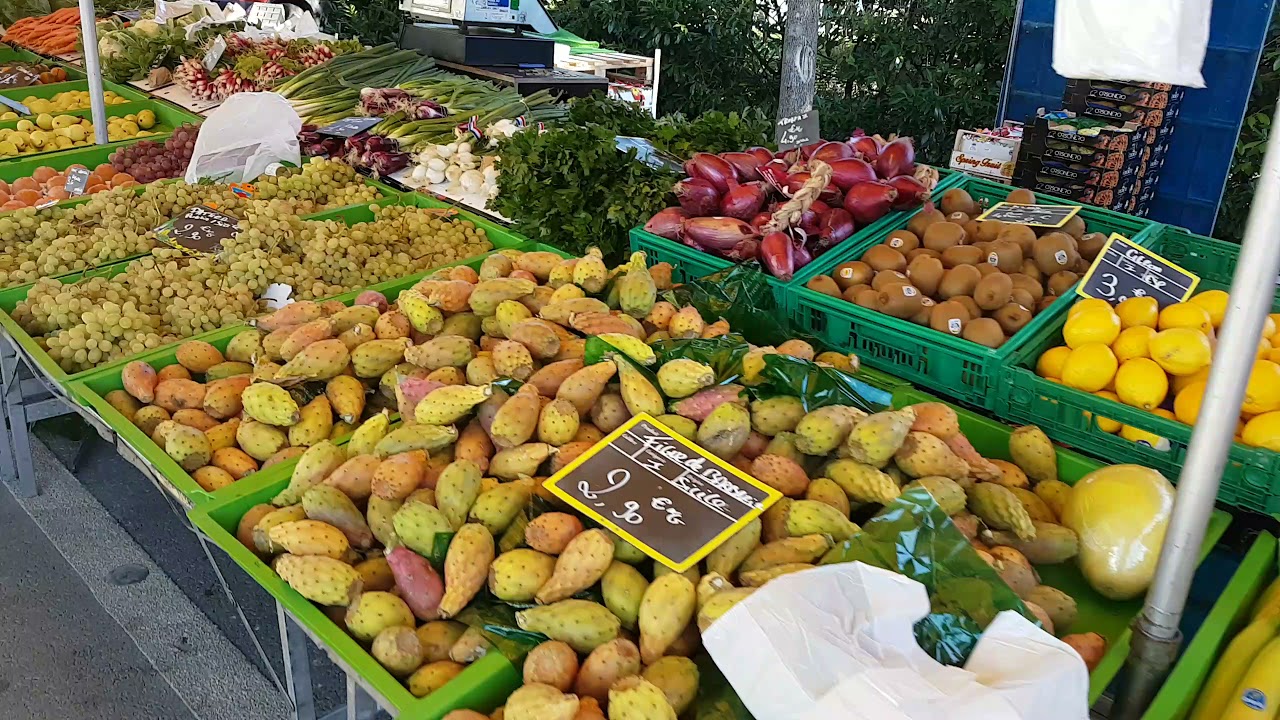 marché de collonge des beaux fruits et légumes arrivent du Maroc Italie