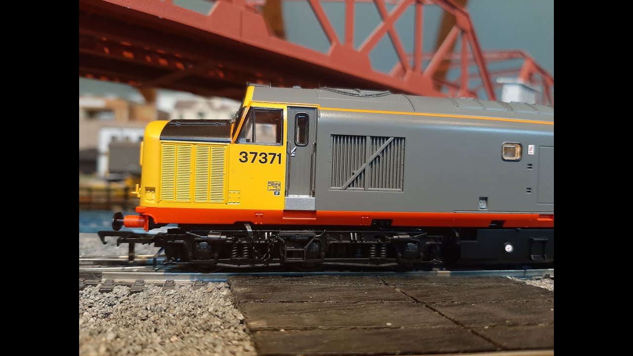 IT'S ARRIVED .. UNBOXING .. Bachmann Deluxe Railfreight Gray With Red Stripe Class 37