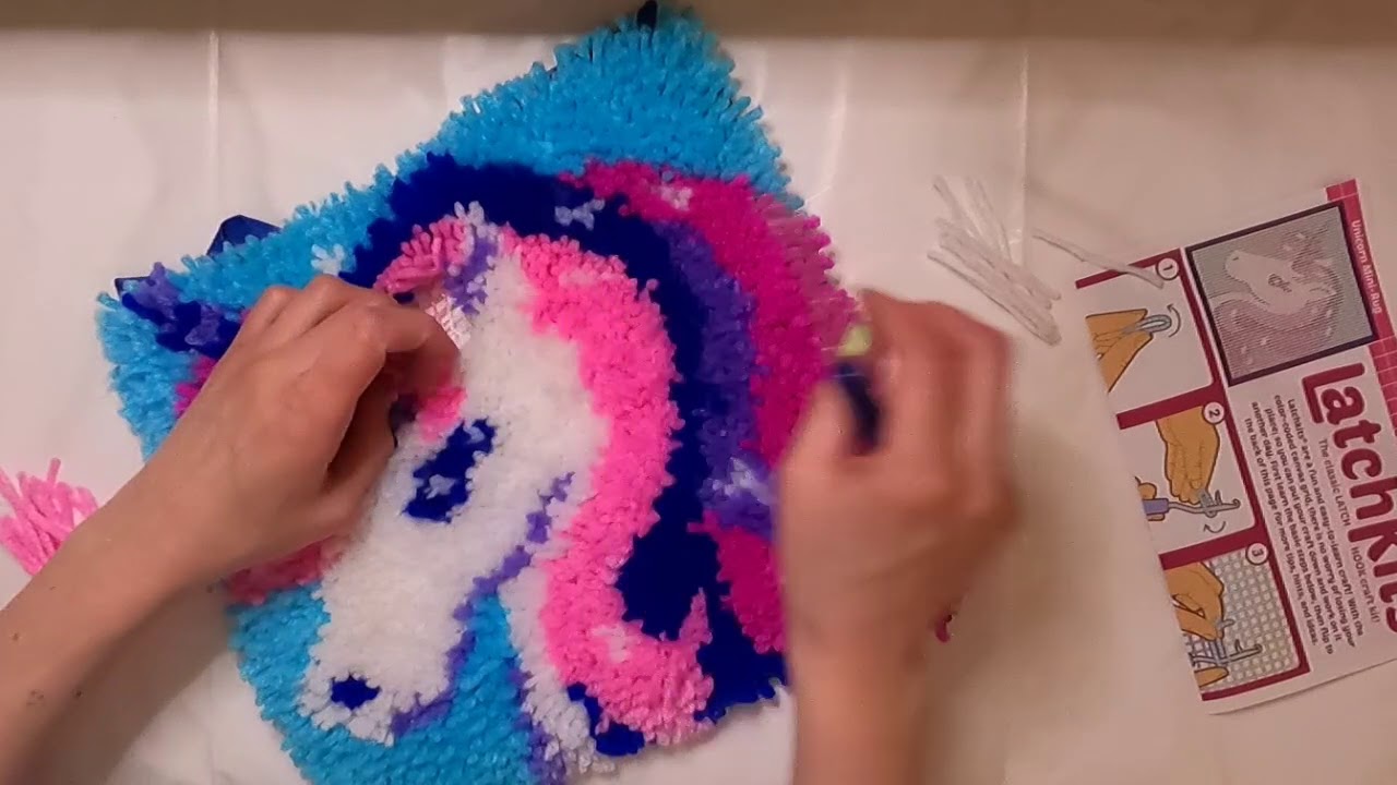 PlayMonster - Latch Kits Unicorn Mini-Rug + BONUS Paint Palette Painting
