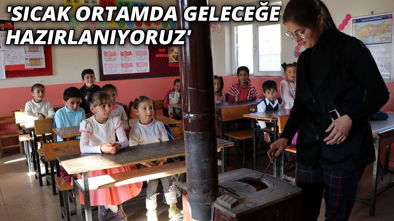 Van'ın köyünde öğrencileri için odun kırıp, soba yakıyor