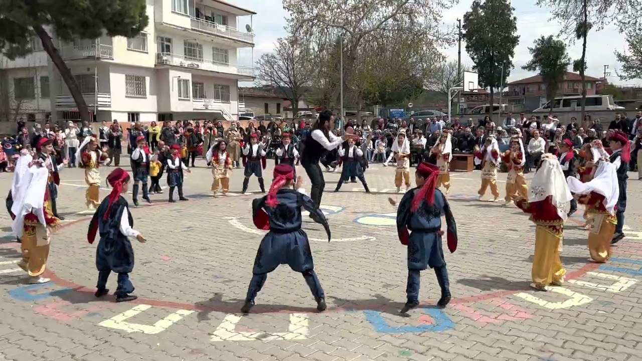 Kula Tapduk Emre İlkokulu 1-A Sınıfı İslamoglu Zeybeği 23 Nisan Zeybek Gösteri