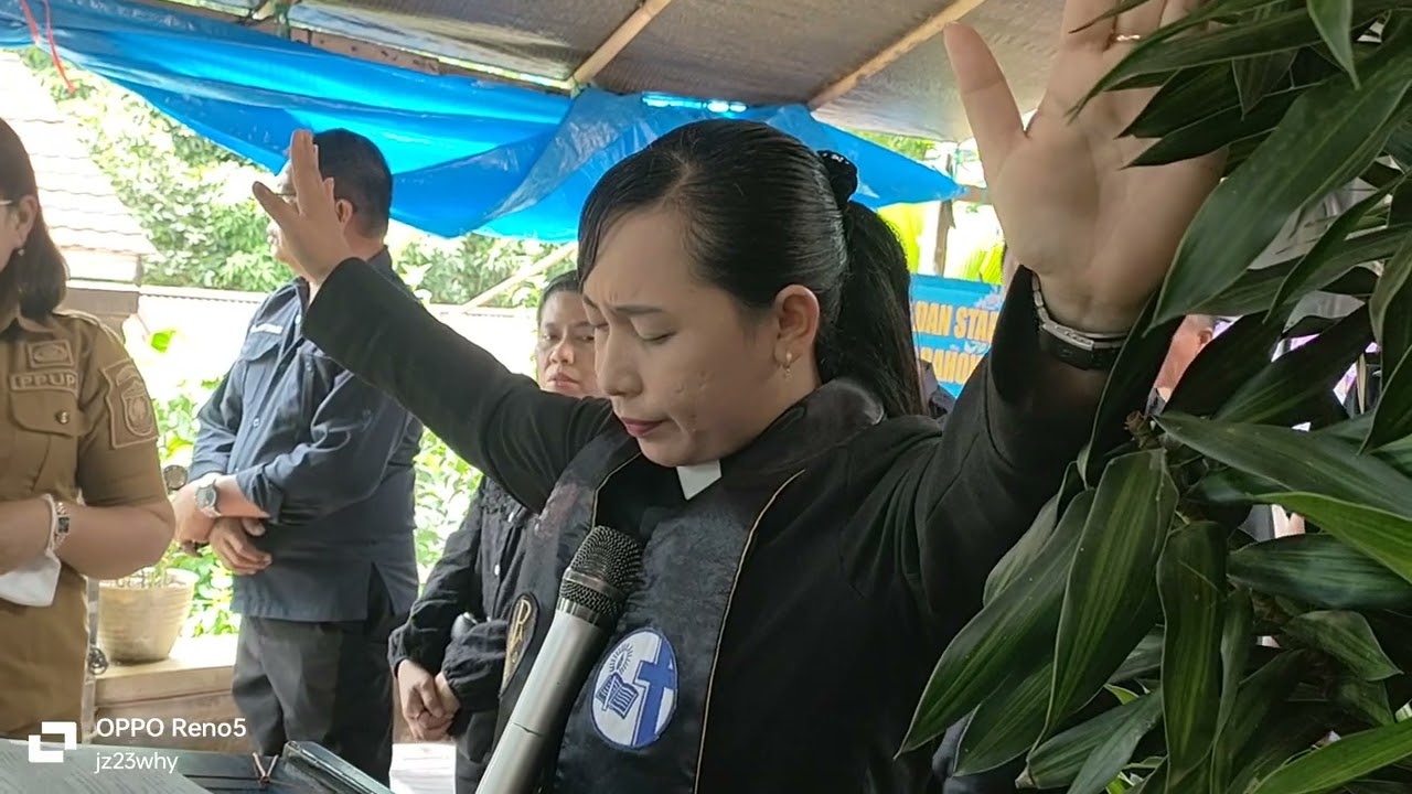 PENUTUPAN IBADAH PENGANTARAN JENAZAH IBU OCTIEN KOMPUDU (KEL. KALAHA-KOMPUDU)