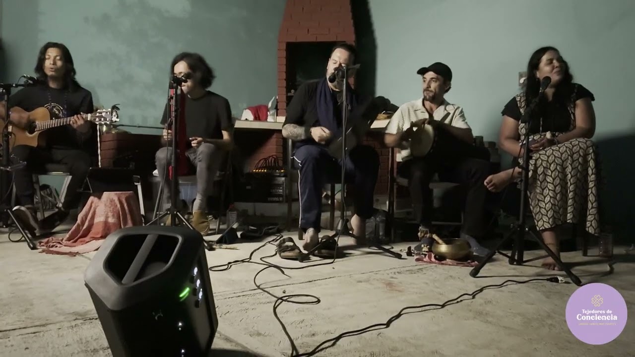 Sigo una luz interpretada por Humberto Alcalá y La Familia Sagrada