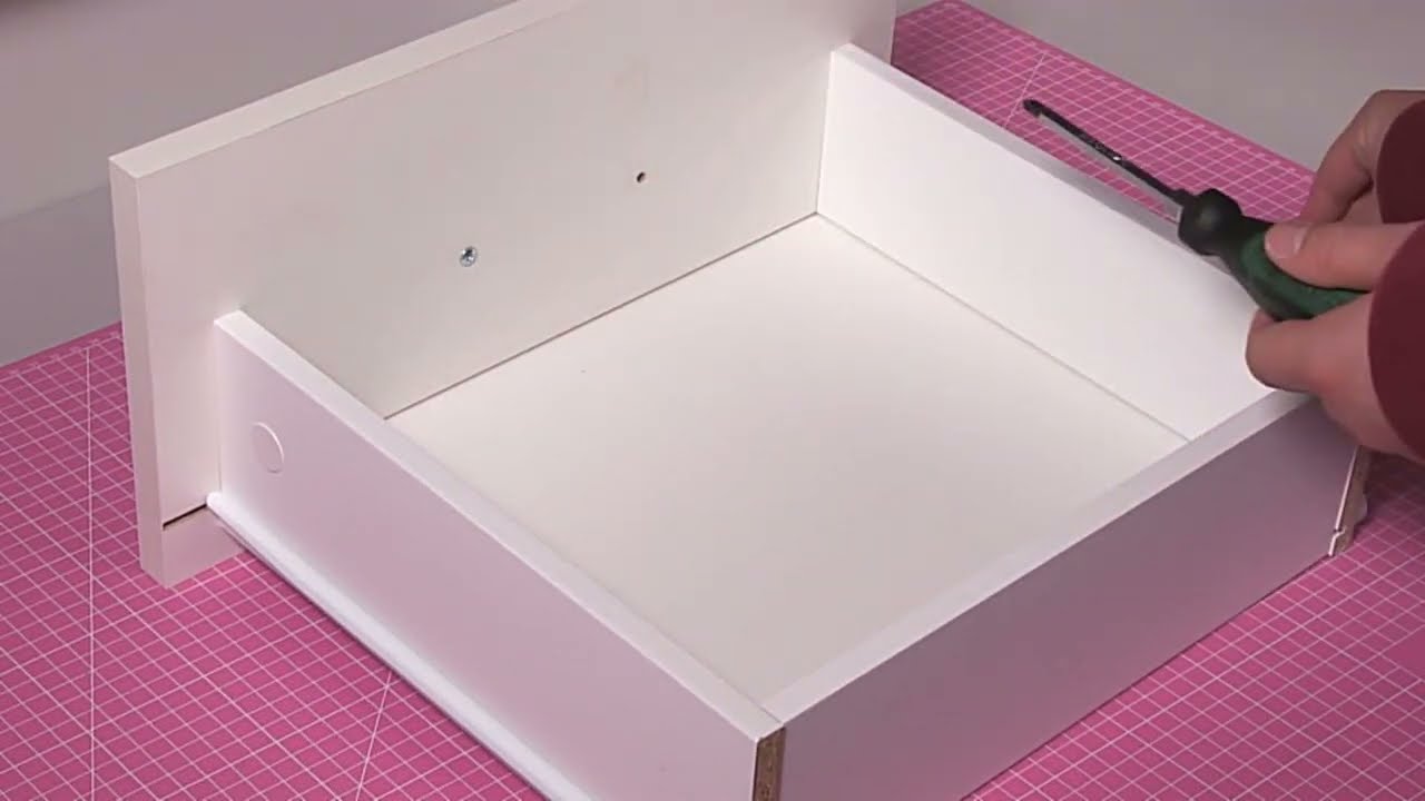 Möbel mit Selbstklebefolie aufwerten.
