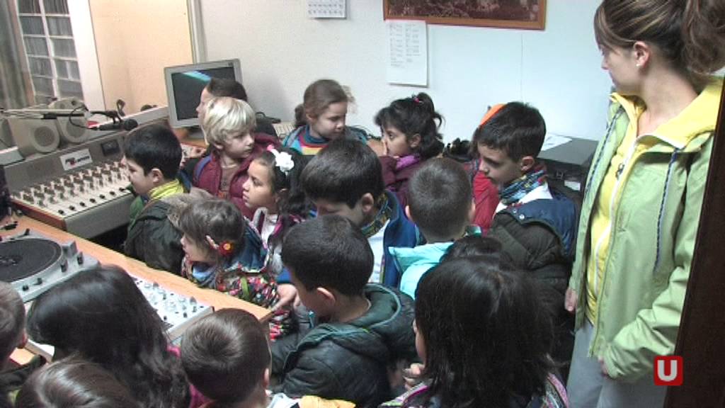 Les classes de les TORTUGUES I DOFINS del Ramon y Cajal visiten Ràdio Ulldecona01 16