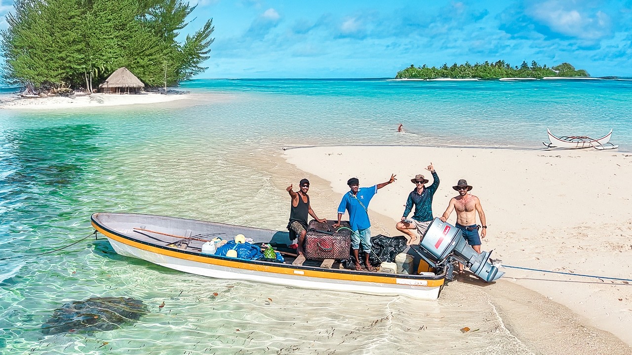 Течь в лодке, нанятая охрана, везде рыба — PNG Unfiltered