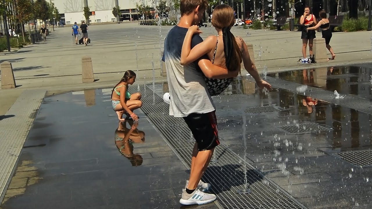 Splashes, girls, wet dresses and fun fountain games-2! / Брызги, девушки, мокрые платья и игры-2!