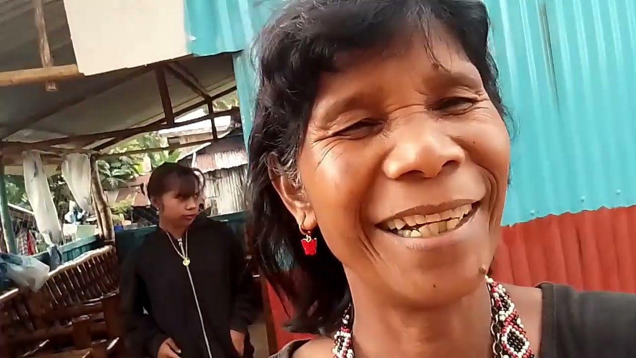 Nanay Lorna at Nenita nanguha ng panggatong sa bundok