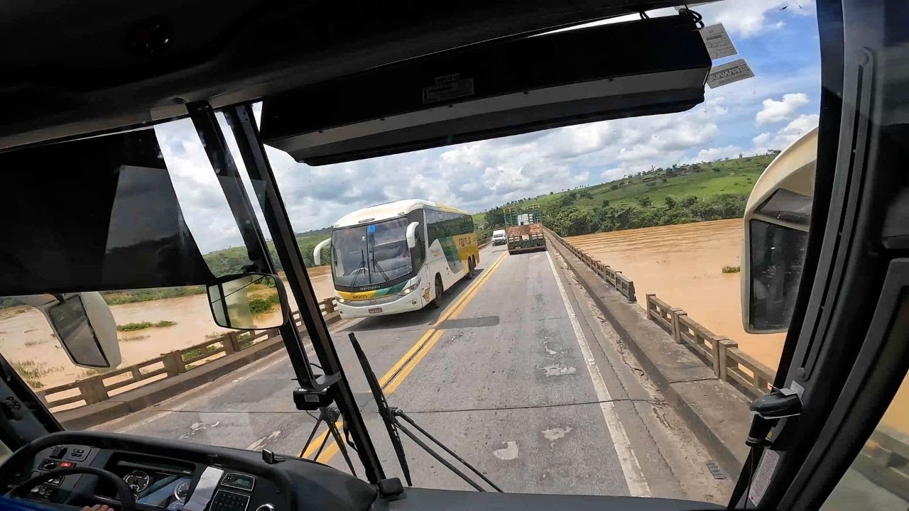 Gontijo Cruzando a BR-101 em Itapebi - BA na Rota São Paulo a Valença - BA