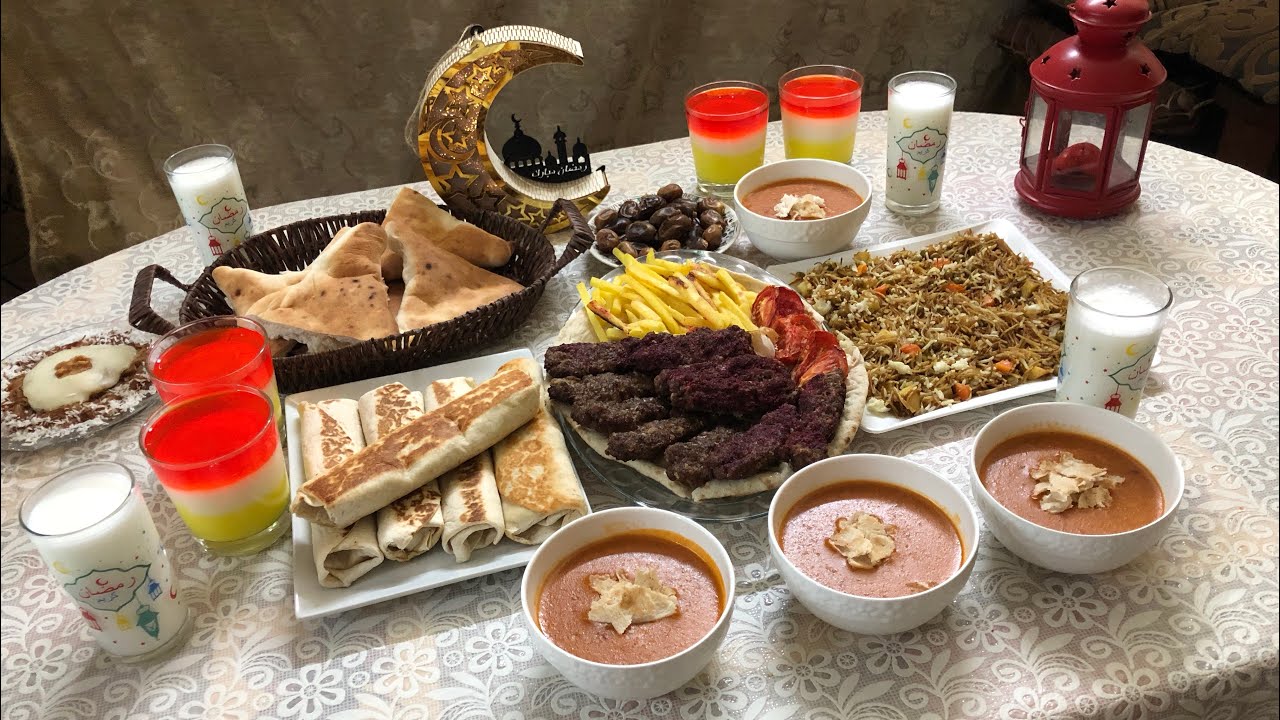 فطور ثاني يوم رمضان كباب مشوي بالفرن وشوربة الطماطة بالتمن العنبر وحلا طبقات الكاستر والجلي والمحلبي