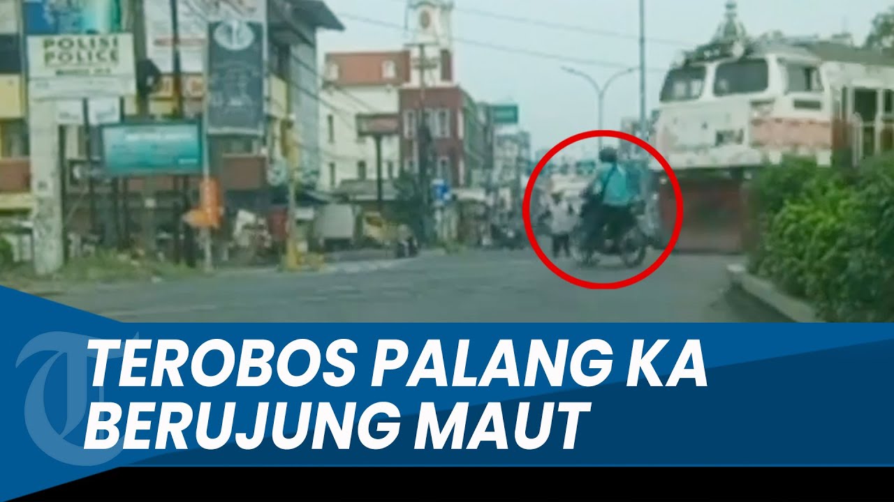 NEKAT TEROBOS PALANG, Pemotor Tewas Tertabrak KA di Karawang