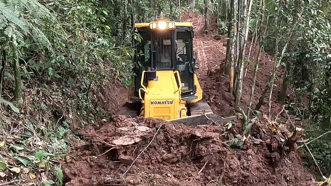 trator de esteira cortando material em acesso