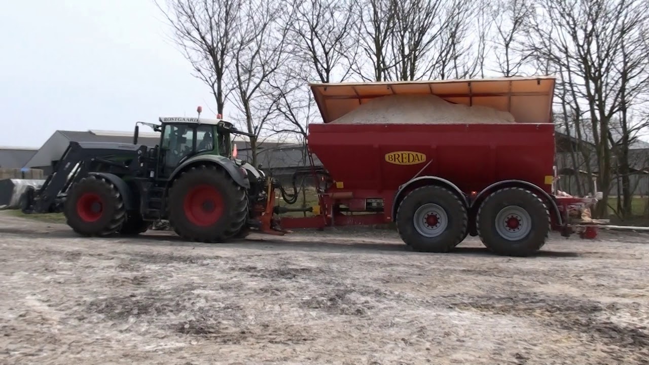 SIWI Combi Hitch System combined with Bredal K165 Lime Spreader