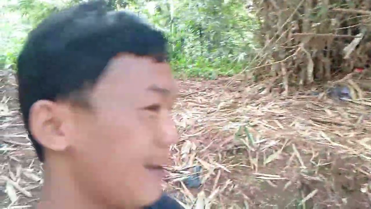 petualang berakat mencairi ikan di sungai yg dalam