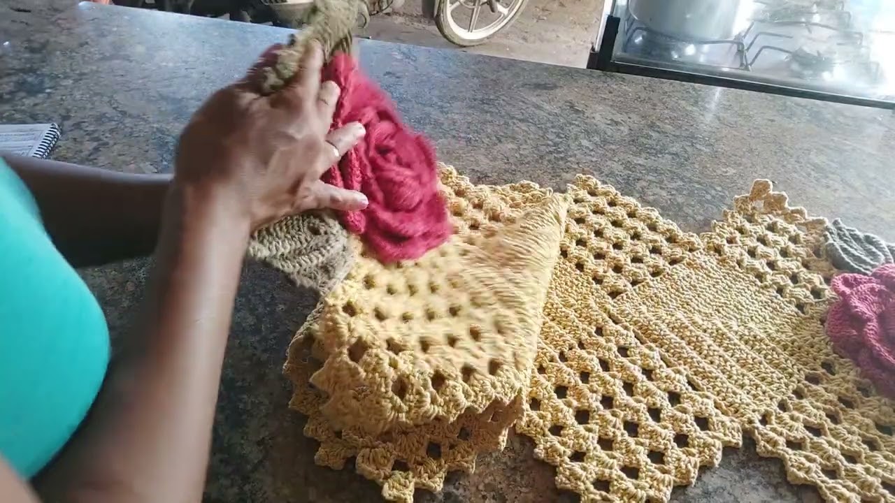 tapete de crochê 🧶 econômico com mega rosa vlog vem ver