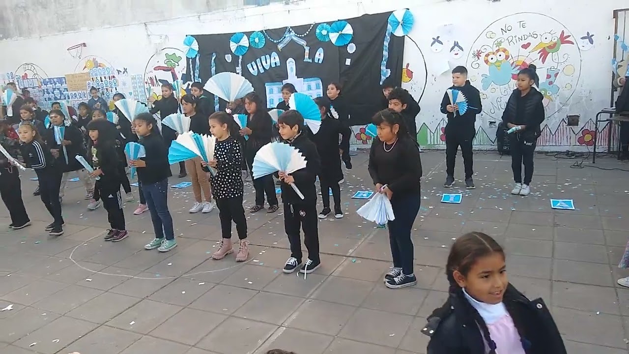 La viajera...expresada x los niños de 4to con Abanicos...