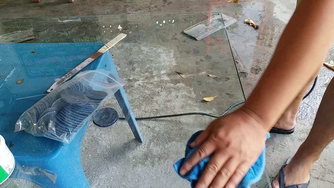 Hướng dẫn cách xử lý các vết trầy xước trên kính