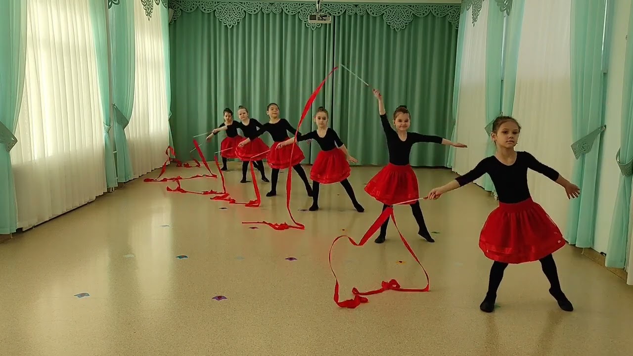 Танец с лентами 