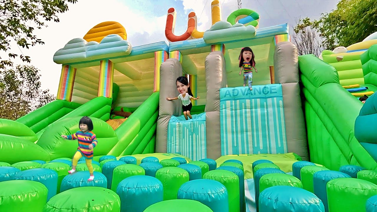 Main Istana Balon Raksasa, Perosotan Pelangi dan Bola Hamster - Outdoor Playground