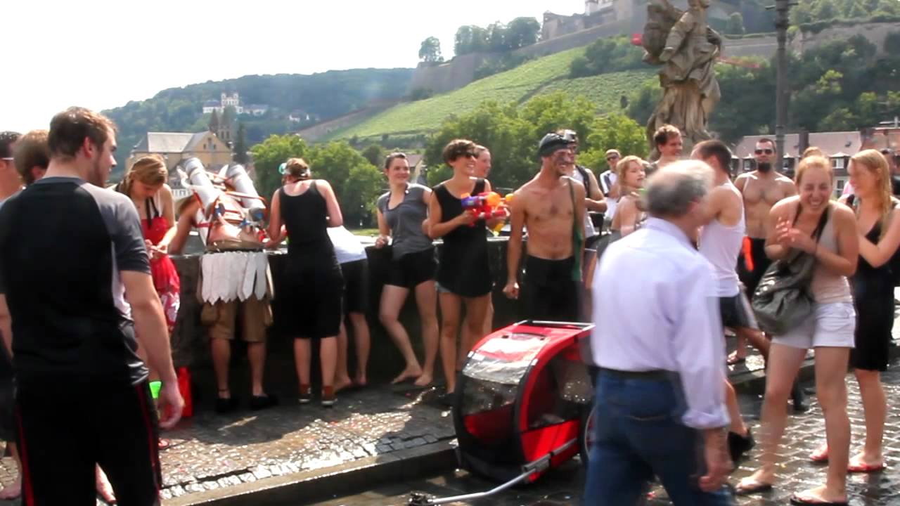 Wasserschlacht auf der Alten Mainbrücke Würzburg Flashmob HD
