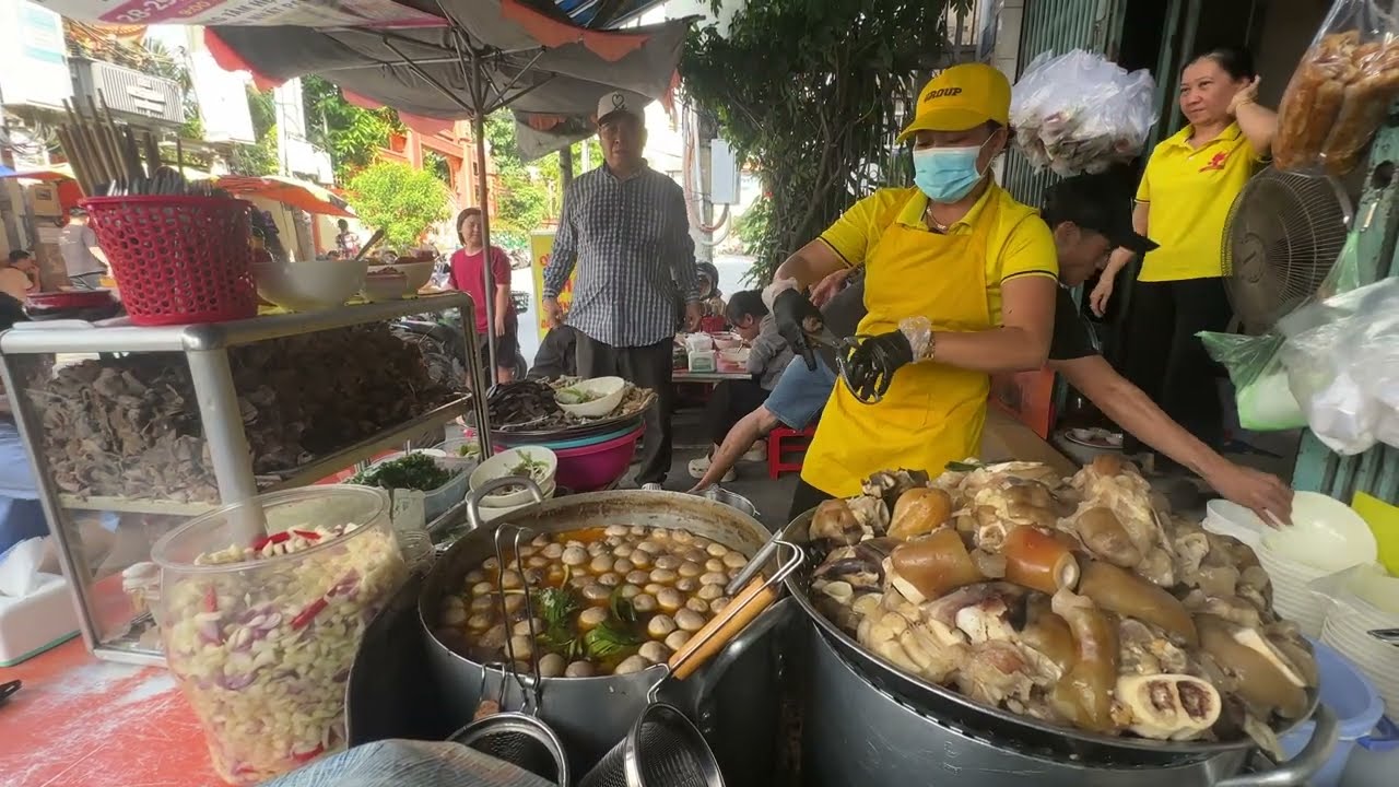 Cháo bò gốc Huế nổi tiếng Sài Gòn