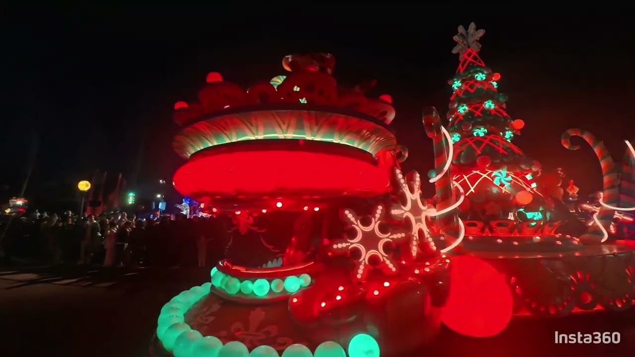 Mickey's Dazzling Christmas Parade Disneyland Paris (Night parade)