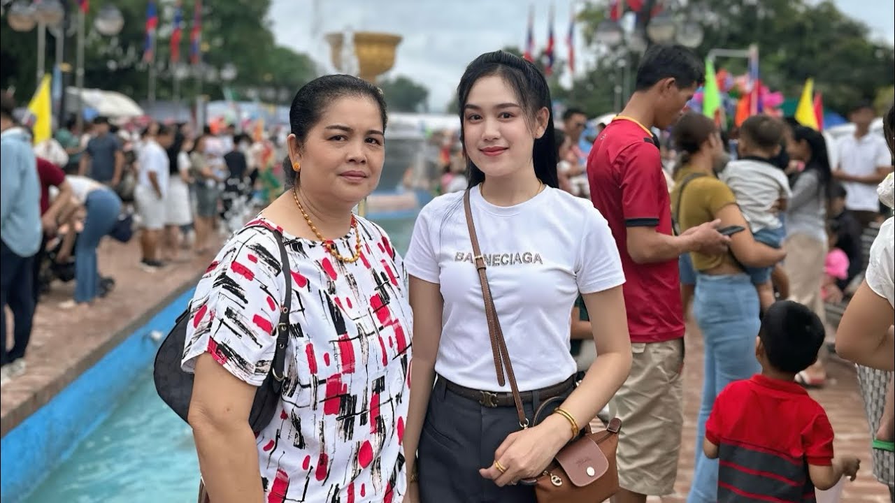วันนี้สาวลาวเหนือจะพาไปเที่ยวชมประเพณีที่หลวงพระบางกันค่ะ#ดาลี่สาวลาวเหนือ #สาวลาว