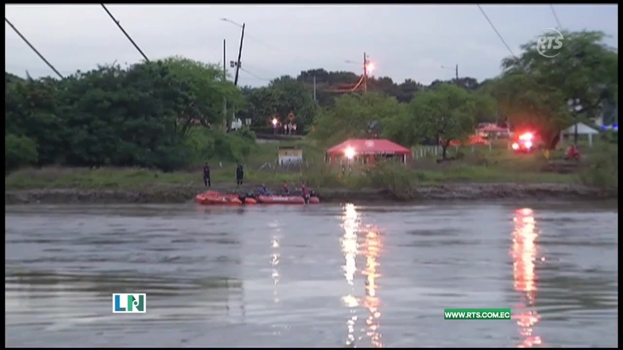 ¡Trabajo de rescate! Rescatan cuatro cuerpos tras caída de puente sobre el río Daule