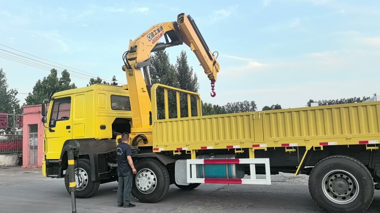 Used Howo Cargo Truck with Folding Crane