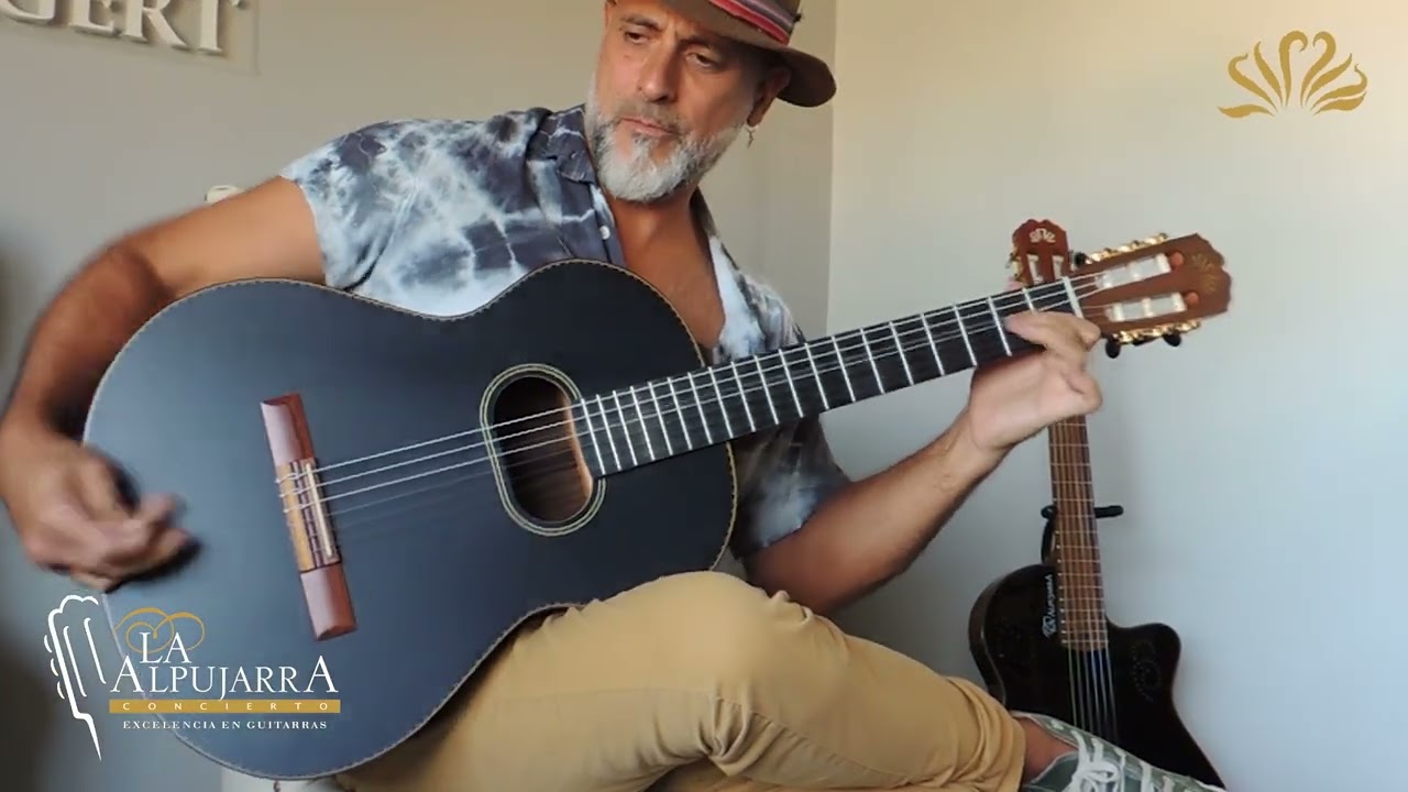 Tocando una Guitarra LA ALPUJARRA 100