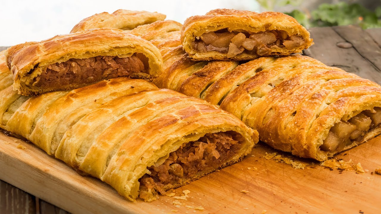 Ștrudel cu mere | Rețetă simplă cu aluat foietaj | &Icirc;n două variante | Delicii Simple