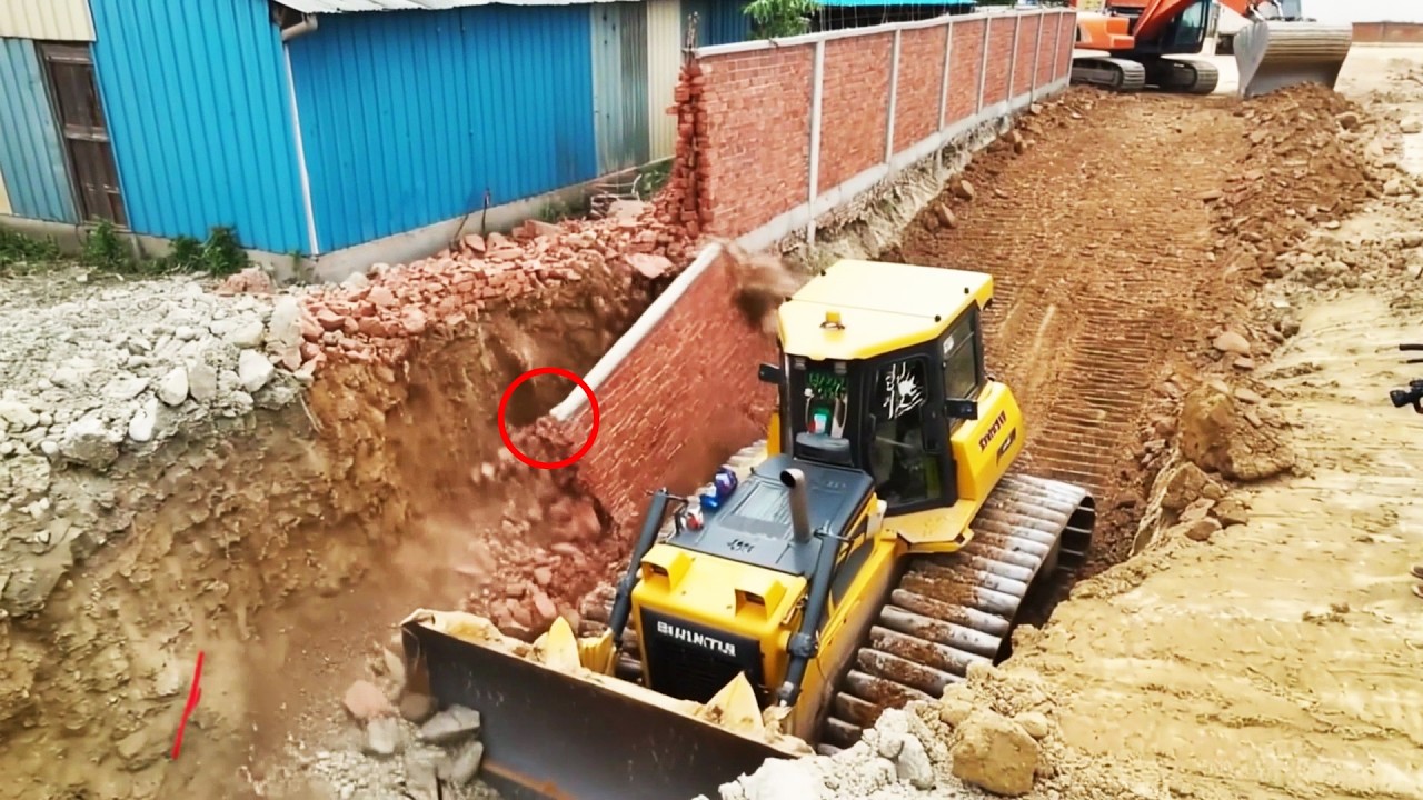 Unexpected Mistake!! Strongly Bulldozer Power Force 💪 Expert Operator Unloading & Pushing Dirt