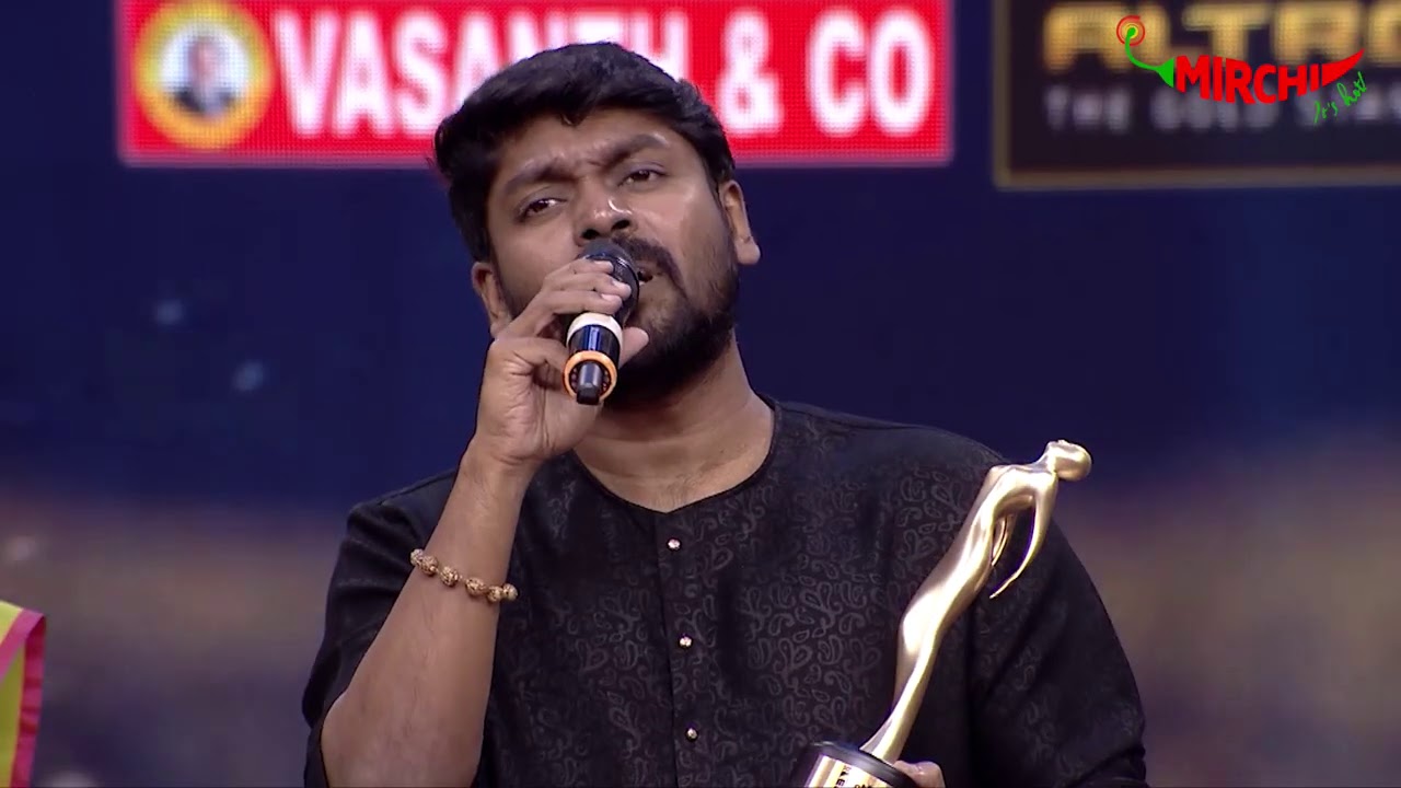 Vidhu Prathap sings Raavil Veena Naadham Pole | Mirchi Music Awards
