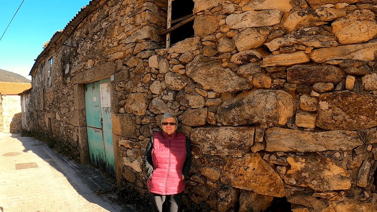 Esta ALDEA aún tiene casas, lo que HAY es POCA GENTE. Esto es lo que me dicen los vecinos. GALICIA.