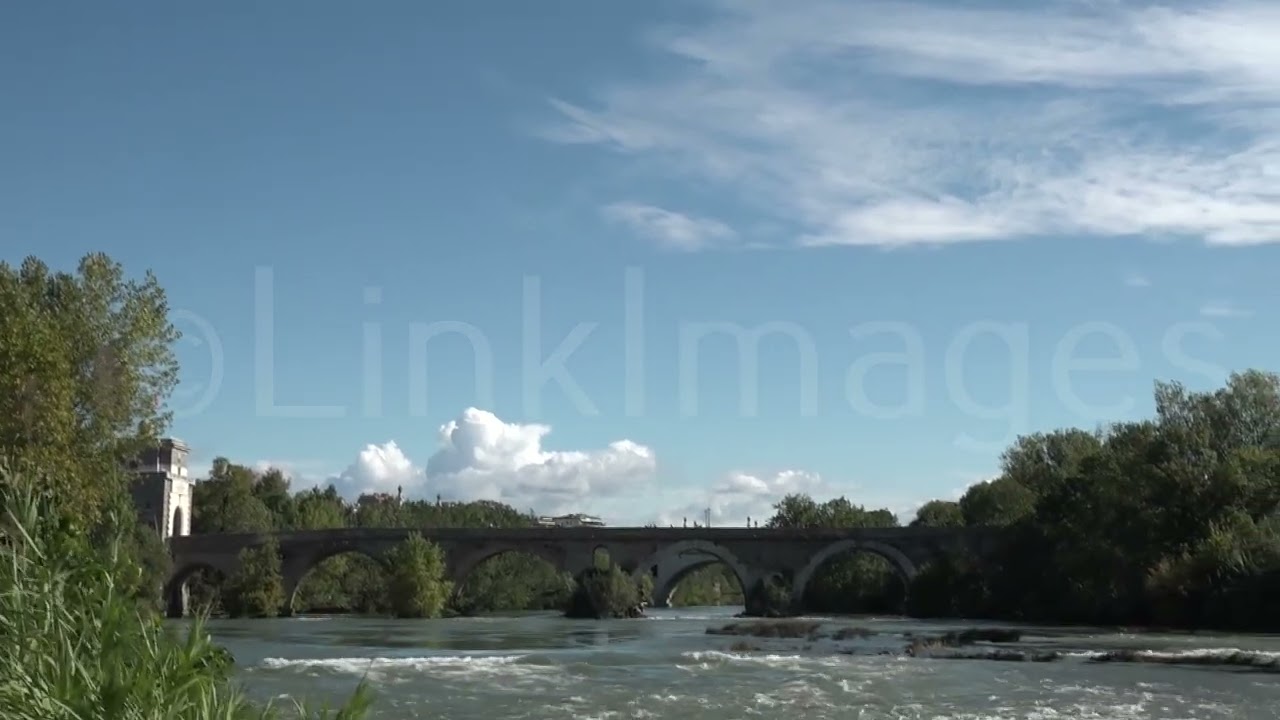 Roma, Ponte Milvio e fiume Tevere con cielo blu 2