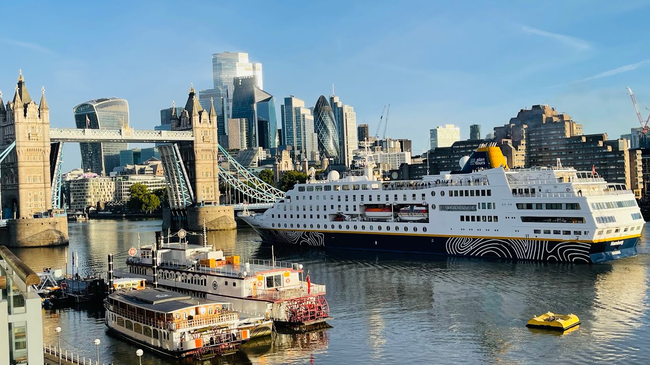 HAMBURG Cruise Ship arrives in LONDON