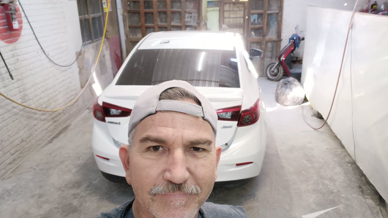 Cómo quitar defensa trasera de Mazda 3 2014 a 2018