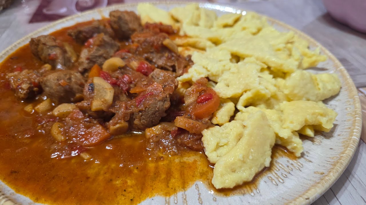 Papricaș de porc cu găluște – rețetă simplă și gustoasă ca la mama acasă
