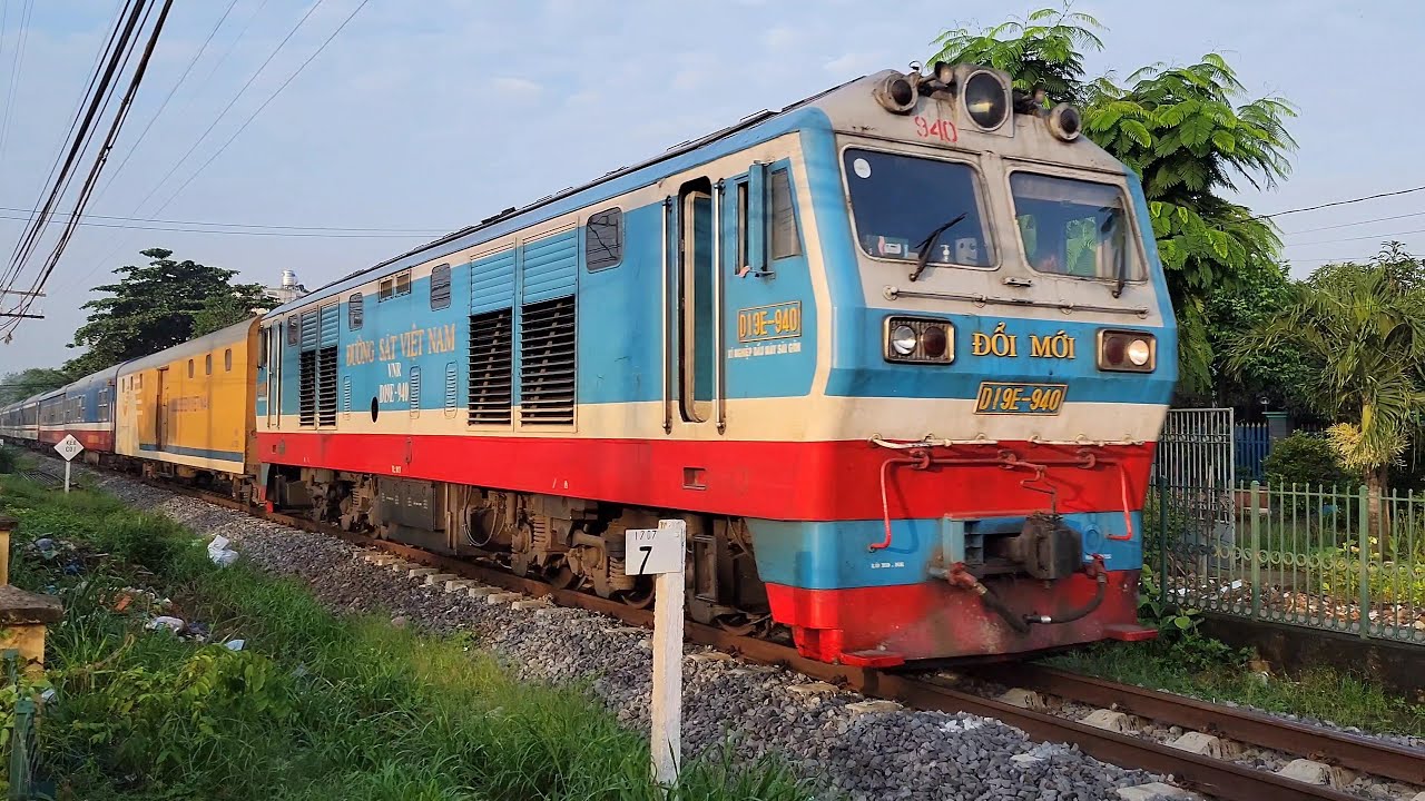 Pociąg SE8 Sajgon - Hanoi mijając miasto Di An (2021)